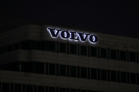 볼보그룹코리아는 서울 한남동에 위치한 볼보빌딩과 경남 창원의 생산공장 등 국내 전 사업장을 약 1시간 가량 소등하며 세계자연기금(WWF)의 2021년 어스아워 캠페인에 동참했다. <볼보그룹코리아 제공>